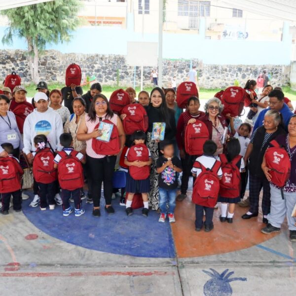 La alcaldesa Tonantzin Fernández encabezó la entrega del programa Amoxtli