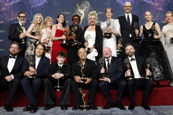The Studio, Adolescence y The Pitt dominaron la 77ª edición de los Emmy, en una gala donde también destacaron mensajes en apoyo a Palestina. Foto: BBC.