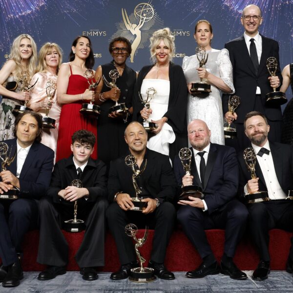 The Studio, Adolescence y The Pitt dominaron la 77ª edición de los Emmy, en una gala donde también destacaron mensajes en apoyo a Palestina. Foto: BBC.
