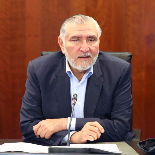 Adán Augusto López Hernández negó un posible conflicto de interés tras revelarse que en 2023 recibió 11.5 millones de pesos por servicios a una empresa turística. Foto: Grupo Parlamentario de MORENA.