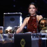 Aitana Bonmatí ya es eterna. Con su tercer Balón de Oro consecutivo, la estrella del Barça y de España entra en el mismo pedestal que Cruyff y Messi. La primera mujer en la historia en lograrlo. Foto: Getty Images.