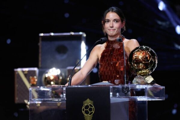 Aitana Bonmatí ya es eterna. Con su tercer Balón de Oro consecutivo, la estrella del Barça y de España entra en el mismo pedestal que Cruyff y Messi. La primera mujer en la historia en lograrlo. Foto: Getty Images.