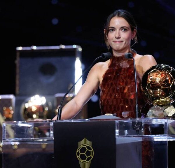 Aitana Bonmatí ya es eterna. Con su tercer Balón de Oro consecutivo, la estrella del Barça y de España entra en el mismo pedestal que Cruyff y Messi. La primera mujer en la historia en lograrlo. Foto: Getty Images.