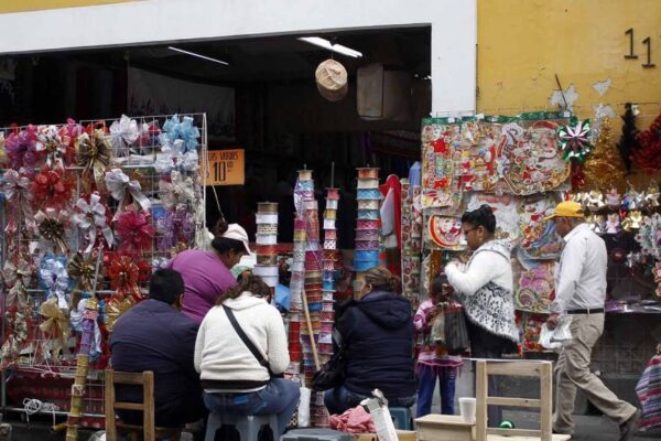 Comerciantes del Centro Histórico de Puebla conformaron un bloque para frenar la expansión de la UPVA 28 de Octubre, a la que acusan de violencia y presiones en diversas zonas de la capital. Foto: Poblanerias.