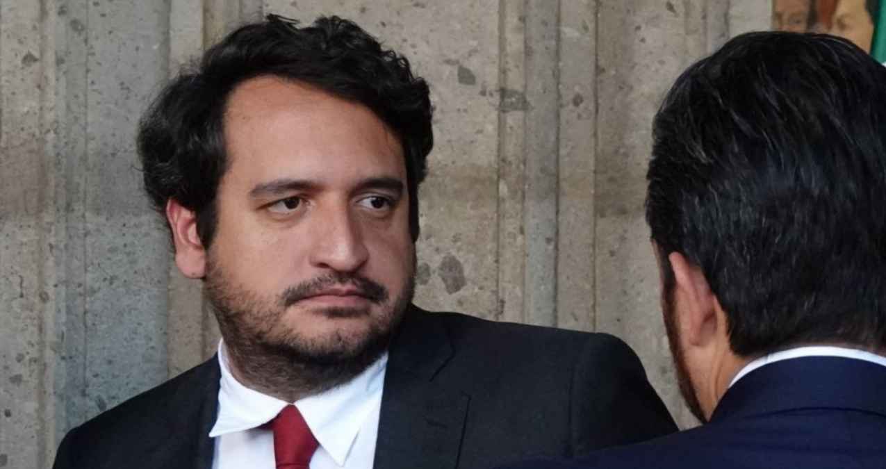 Andrés Manuel López Beltrán negó haber promovido un amparo contra una posible detención y denunció un montaje político en su contra y de su hermano Gonzalo,. Foto: Uno TV.