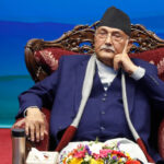 La renuncia del primer ministro de Nepal, Khagda Prasad Sharma Oli, se da tras una ola de protestas encabezadas por la Generación Z, que dejaron 19 muertos, 400 heridos y el incendio del Parlamento en Katmandú. Foto: AP.