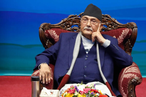 La renuncia del primer ministro de Nepal, Khagda Prasad Sharma Oli, se da tras una ola de protestas encabezadas por la Generación Z, que dejaron 19 muertos, 400 heridos y el incendio del Parlamento en Katmandú. Foto: AP.