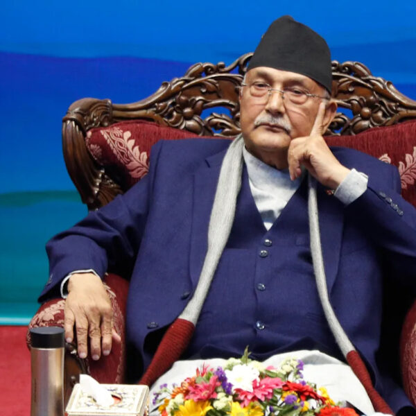 La renuncia del primer ministro de Nepal, Khagda Prasad Sharma Oli, se da tras una ola de protestas encabezadas por la Generación Z, que dejaron 19 muertos, 400 heridos y el incendio del Parlamento en Katmandú. Foto: AP.