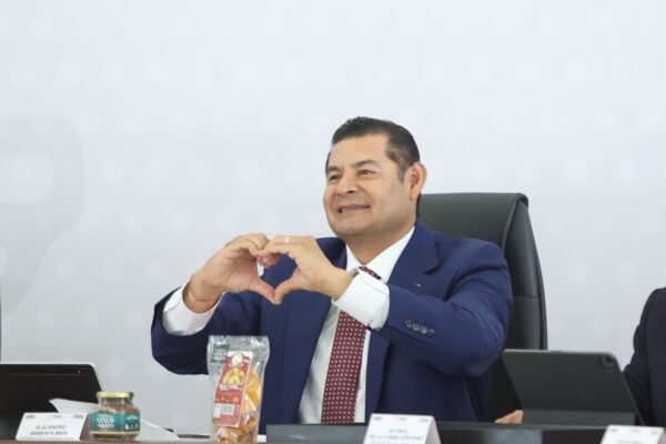 El gobernador Alejandro Armenta anunció que la construcción del Cablebús en Puebla iniciará en diciembre, en paralelo a la presentación de su primer informe de gobierno. El proyecto se financiará con recursos estatales y contará con asesoría técnica de la federación. Foto: EsImagen.