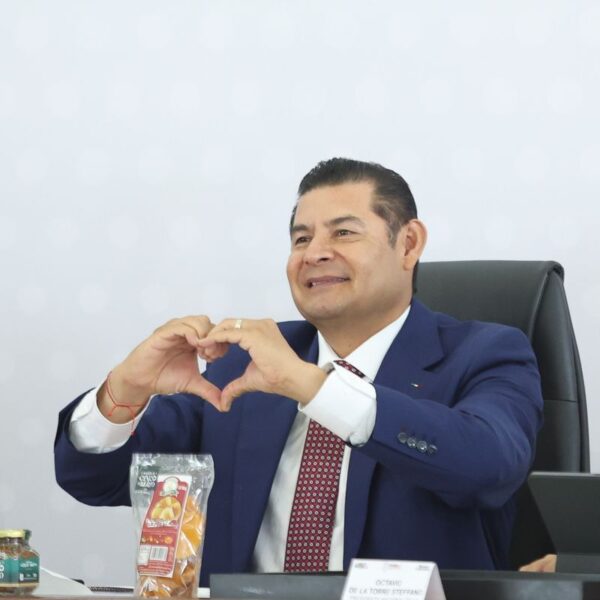 El gobernador Alejandro Armenta anunció que la construcción del Cablebús en Puebla iniciará en diciembre, en paralelo a la presentación de su primer informe de gobierno. El proyecto se financiará con recursos estatales y contará con asesoría técnica de la federación. Foto: EsImagen.