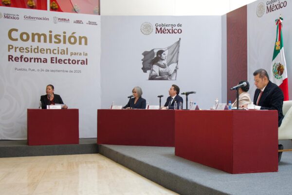 La presidenta del Congreso local, Laura Artemisa García Chávez, propuso recortar plurinominales y eliminar los 32 escaños del Senado asignados a primera minoría. Foto: Fb: Laura Artemisa García Chávez.