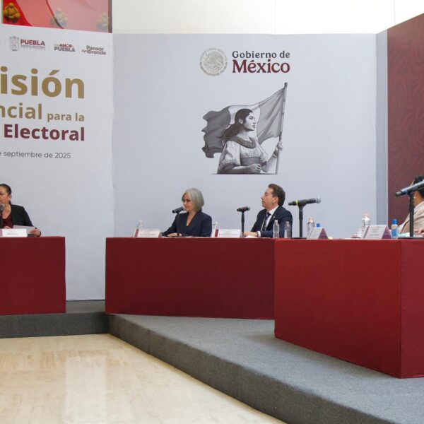 La presidenta del Congreso local, Laura Artemisa García Chávez, propuso recortar plurinominales y eliminar los 32 escaños del Senado asignados a primera minoría. Foto: Fb: Laura Artemisa García Chávez.