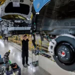 El Gobierno de México analiza imponer aranceles de hasta 50% a vehículos, autopartes y materias primas de China y países sin acuerdo comercial. Expertos advierten que la medida afectaría al mercado de refacciones y a armadoras que importan desde Asia. Foto: Expansión MX.