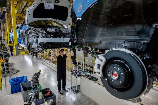 El Gobierno de México analiza imponer aranceles de hasta 50% a vehículos, autopartes y materias primas de China y países sin acuerdo comercial. Expertos advierten que la medida afectaría al mercado de refacciones y a armadoras que importan desde Asia. Foto: Expansión MX.