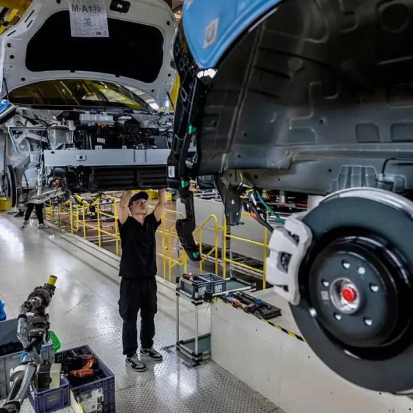 El Gobierno de México analiza imponer aranceles de hasta 50% a vehículos, autopartes y materias primas de China y países sin acuerdo comercial. Expertos advierten que la medida afectaría al mercado de refacciones y a armadoras que importan desde Asia. Foto: Expansión MX.