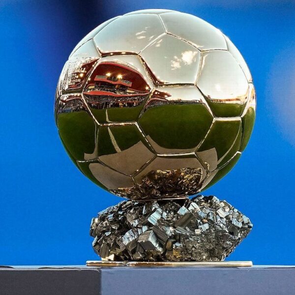 Hoy, a las 13:00 horas tiempo de México, se entrega el Balón de Oro 2025; los favoritos son Ousmane Dembélé, figura del PSG, y Lamine Yamal, la joya del FC Barcelona. Foto: EFE.
