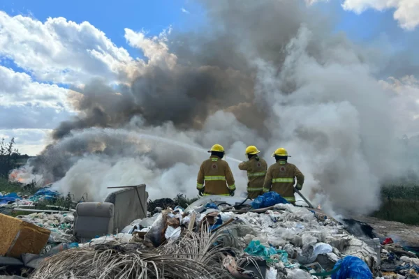 El ayuntamiento de San Pedro Cholula investiga un predio en San Juan Tlautla señalado como tiradero clandestino y posible centro de reciclaje irregular, tras un incendio que evidenció el manejo indebido de residuos. Foto: Cortesía.