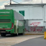 La Central de Autobuses del Norte fue cerrada tras la irrupción de presuntos normalistas de Ayotzinapa, quienes bloquearon accesos y retuvieron autobuses dejando a miles de usuarios varados. Foto; La Prensa.