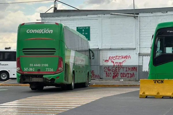 La Central de Autobuses del Norte fue cerrada tras la irrupción de presuntos normalistas de Ayotzinapa, quienes bloquearon accesos y retuvieron autobuses dejando a miles de usuarios varados. Foto; La Prensa.
