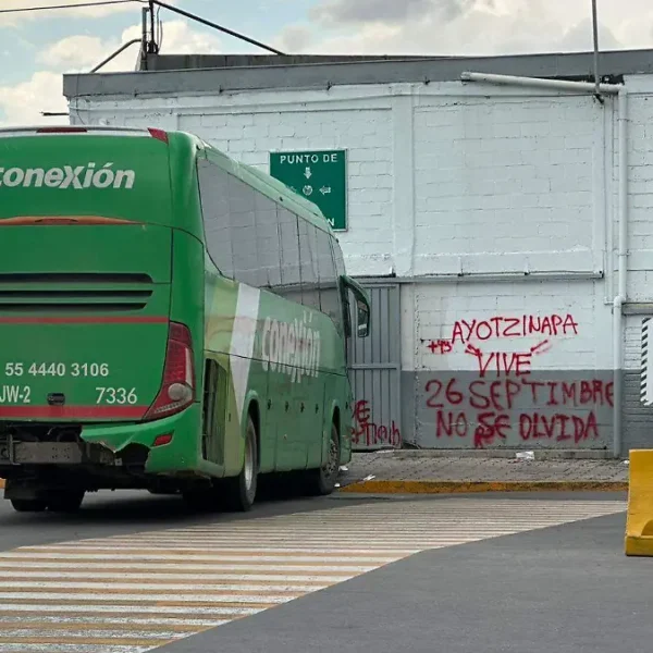 La Central de Autobuses del Norte fue cerrada tras la irrupción de presuntos normalistas de Ayotzinapa, quienes bloquearon accesos y retuvieron autobuses dejando a miles de usuarios varados. Foto; La Prensa.