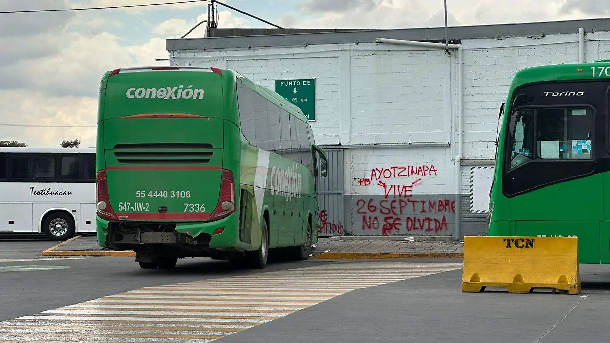 La Central de Autobuses del Norte fue cerrada tras la irrupción de presuntos normalistas de Ayotzinapa, quienes bloquearon accesos y retuvieron autobuses dejando a miles de usuarios varados. Foto; La Prensa.