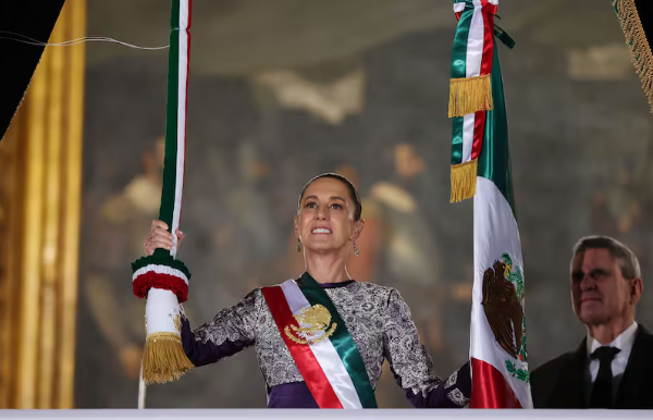 Claudia Sheinbaum incluyó en su arenga a Gertrudis Bocanegra y Manuela Molina “La Capitana”, mujeres clave en la lucha insurgente. Foto: Hola!
