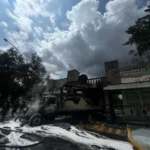 Un mitin de familias de los 43 normalistas de Ayotzinapa afuera del Campo Militar 1-A derivó en disturbios cuando encapuchados lanzaron petardos, embistieron un camión contra la puerta principal e incendiaron el vehículo. Foto: Alfredo Domínguez.