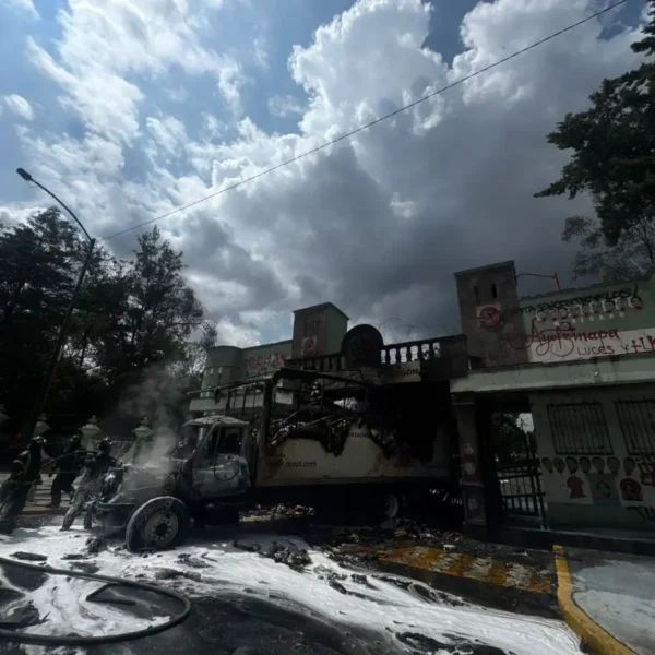 Un mitin de familias de los 43 normalistas de Ayotzinapa afuera del Campo Militar 1-A derivó en disturbios cuando encapuchados lanzaron petardos, embistieron un camión contra la puerta principal e incendiaron el vehículo. Foto: Alfredo Domínguez.