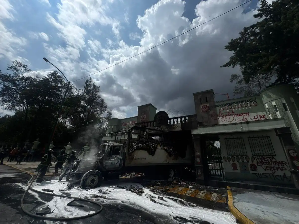 Un mitin de familias de los 43 normalistas de Ayotzinapa afuera del Campo Militar 1-A derivó en disturbios cuando encapuchados lanzaron petardos, embistieron un camión contra la puerta principal e incendiaron el vehículo. Foto: Alfredo Domínguez.