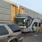 Un autobús fue embestido por un tren en Atlacomulco, Estado de México, dejando al menos ocho muertos y decenas de heridos mientras se realizan labores de rescate. Foto: Récord.