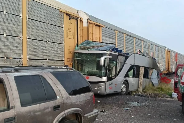 Un autobús fue embestido por un tren en Atlacomulco, Estado de México, dejando al menos ocho muertos y decenas de heridos mientras se realizan labores de rescate. Foto: Récord.