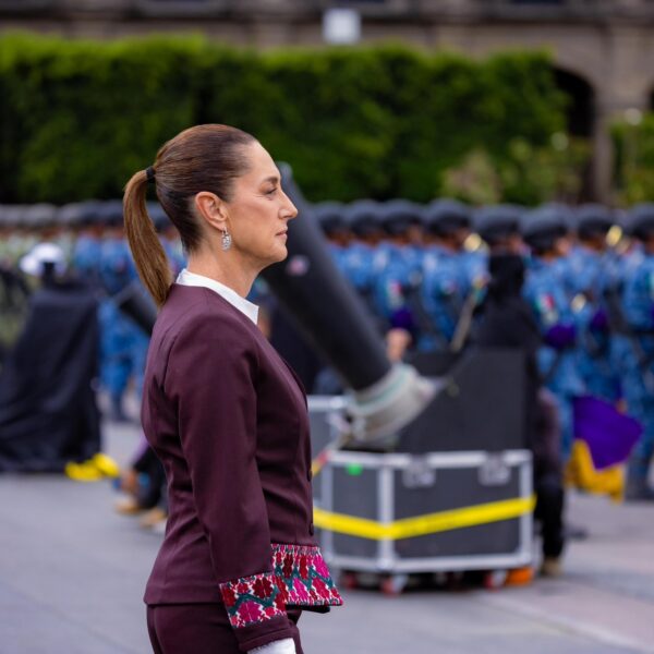 “México no se doblega”: en el 215 aniversario de la Independencia, Claudia Sheinbaum reafirmó que la soberanía nacional es un principio irrenunciable. Foto: @GobCDMX.