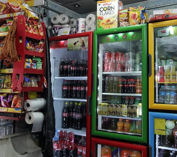 La propuesta del gobierno federal de subir impuestos a cigarros y refrescos podría impactar negativamente a las tienditas y comercios pequeños, al incentivar la venta de productos ilegales y reforzar el mercado negro. Foto: Milenio.