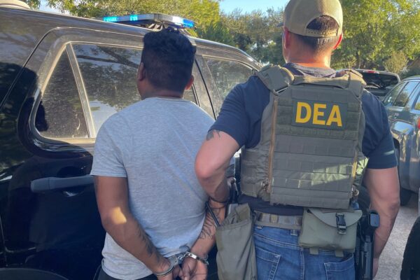 La DEA reportó la detención de 670 personas y el decomiso de toneladas de droga, armas y dinero presuntamente vinculados al CJNG durante operativos en EE.UU. del 22 al 26 de septiembre. Foto: X @DEAHoustonDiv.