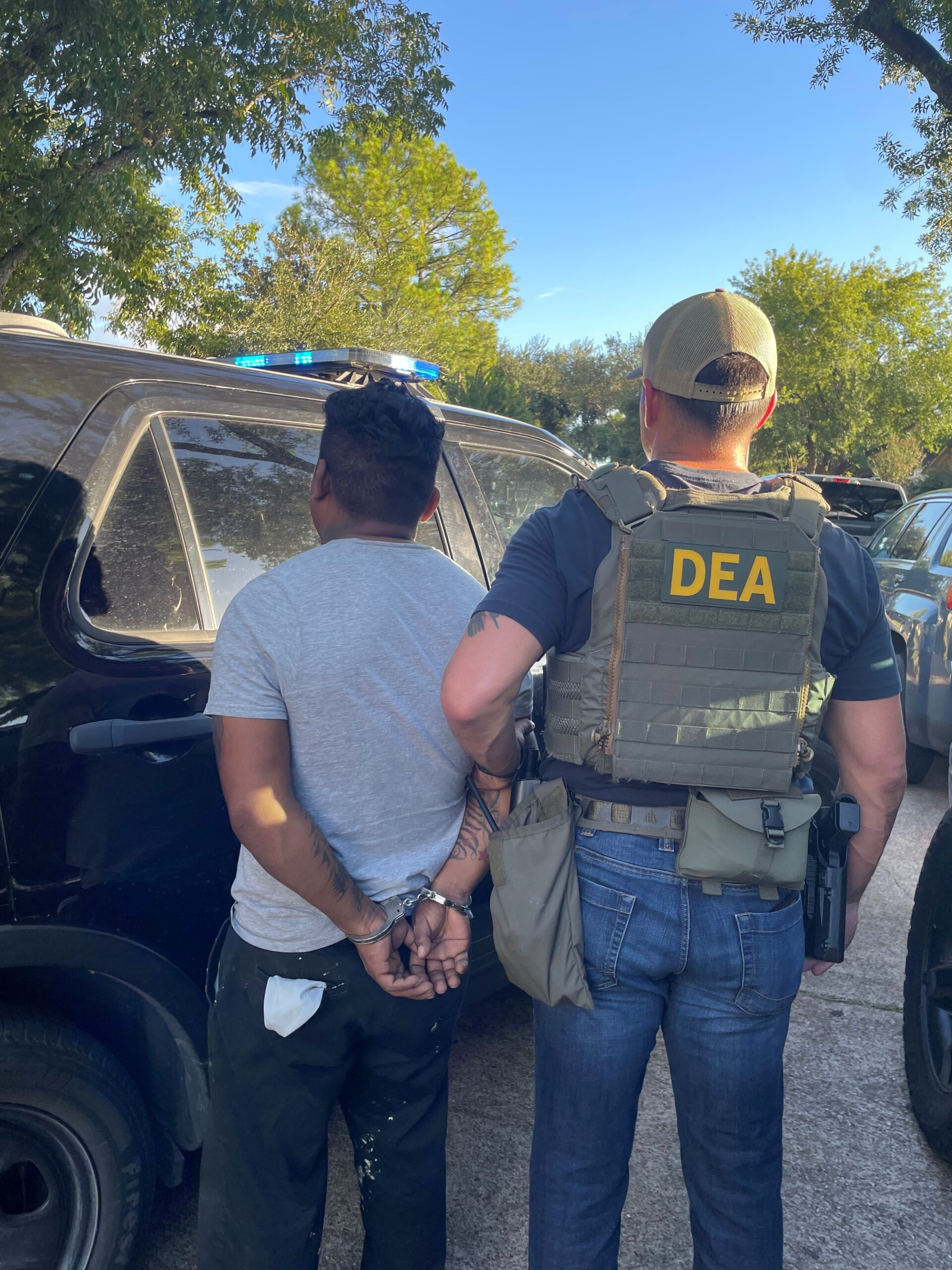 La DEA reportó la detención de 670 personas y el decomiso de toneladas de droga, armas y dinero presuntamente vinculados al CJNG durante operativos en EE.UU. del 22 al 26 de septiembre. Foto: X @DEAHoustonDiv.