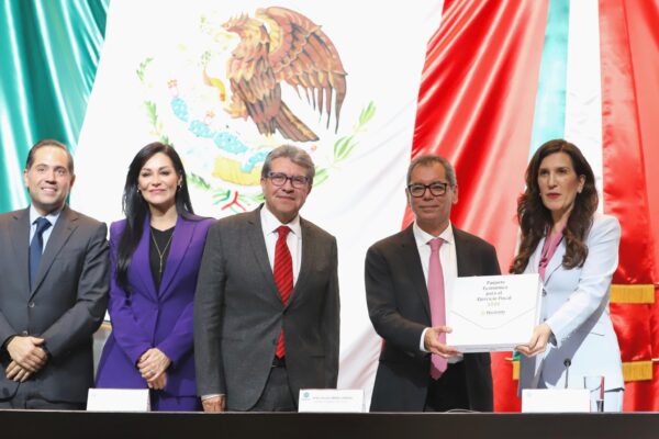 Hacienda presentó la Iniciativa de Ley de Ingresos 2026, que busca ingresos por 8.7 billones de pesos, con énfasis en “impuestos saludables” y mayores cargas a bancos y plataformas digitales. Foto MB Noticias.