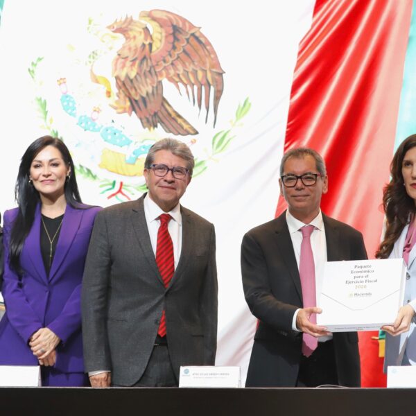 Hacienda presentó la Iniciativa de Ley de Ingresos 2026, que busca ingresos por 8.7 billones de pesos, con énfasis en “impuestos saludables” y mayores cargas a bancos y plataformas digitales. Foto MB Noticias.