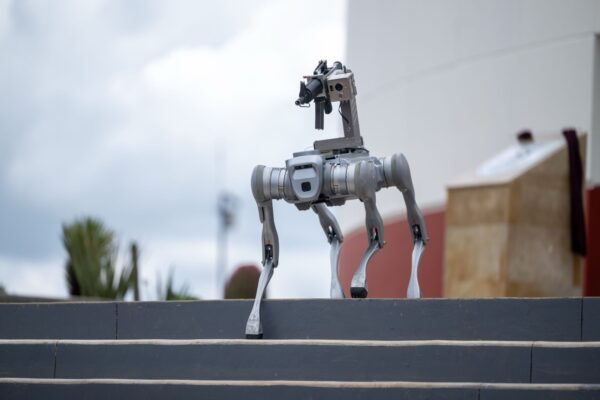 Un perro robot armado fue presentado en Zacatecas como parte de una nueva estrategia de seguridad e inteligencia.