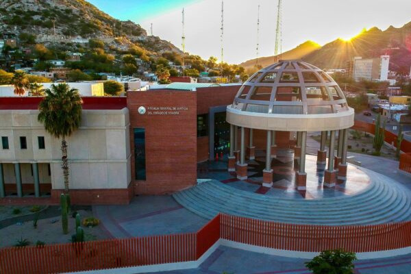 El caso de Carlos Gurrola Arguijo, conocido como “Papayita”, continúa bajo investigación en Coahuila. La Fiscalía estatal informó que, aunque se detectó una sustancia nociva, hasta ahora no existen evidencias de homicidio doloso. Foto: X @fgjesonora.