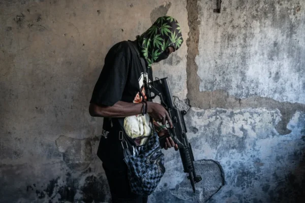 El Consejo de Seguridad de la ONU aprobó una resolución que fortalece la misión internacional en Haití, al transformarla en una fuerza de hasta 5 mil 500 elementos para enfrentar a las pandillas que controlan gran parte del país. Foto: Giles Clarke.