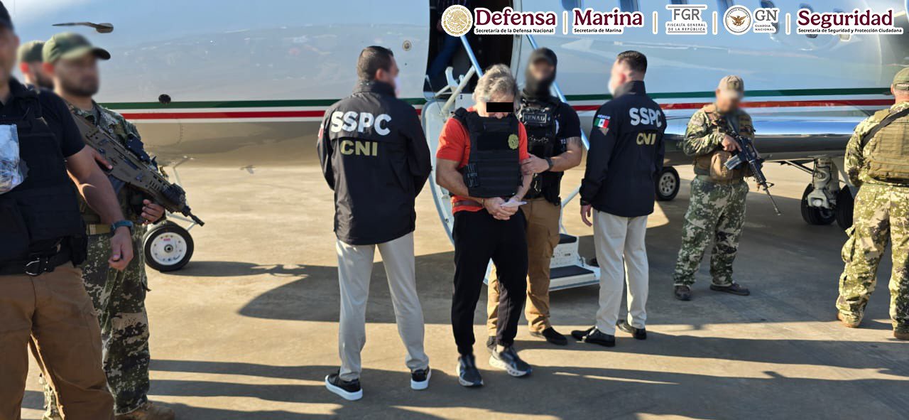 Hernán Bermúdez Requena, fue detenido en Paraguay y trasladado a México, donde enfrentará procesos por asociación delictuosa, extorsión y secuestro exprés. Foto: X @OHarfuch.