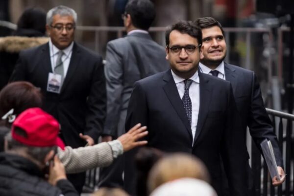 Giran amparo para proteger a los hijos de AMLO y a otros implicados frente a actos de la FGR en la investigación por huachicol en la Secretaría de Marina. Foto: Pórtico.