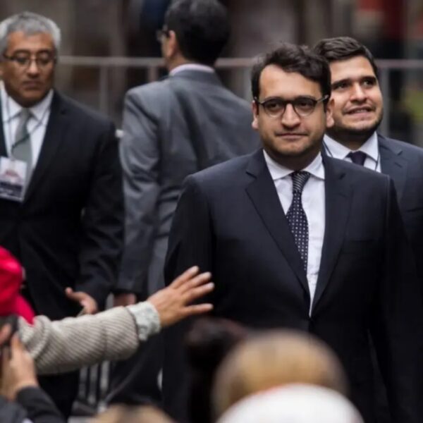 Giran amparo para proteger a los hijos de AMLO y a otros implicados frente a actos de la FGR en la investigación por huachicol en la Secretaría de Marina. Foto: Pórtico.