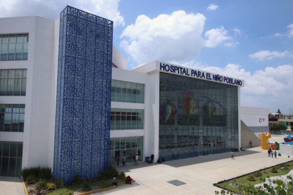 Armenta advirtió que no permitirá que Puebla pague miles de millones por obras fantasma en el Hospital de la Niñez; anuncia batalla legal. Foto: Tribuna Noticias.