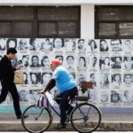 El Ayuntamiento de Puebla anunció que el mural dedicado a las personas desaparecidas volverá a colocarse en la fachada del CAM, tras haber sido borrado por error durante trabajos de mantenimiento, lo que generó reclamos de colectivos y familias. Foto: EFE.