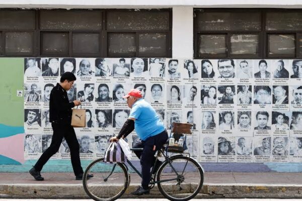 El Ayuntamiento de Puebla anunció que el mural dedicado a las personas desaparecidas volverá a colocarse en la fachada del CAM, tras haber sido borrado por error durante trabajos de mantenimiento, lo que generó reclamos de colectivos y familias. Foto: EFE.