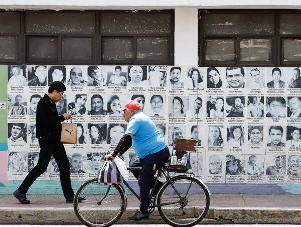 El Ayuntamiento de Puebla anunció que el mural dedicado a las personas desaparecidas volverá a colocarse en la fachada del CAM, tras haber sido borrado por error durante trabajos de mantenimiento, lo que generó reclamos de colectivos y familias. Foto: EFE.