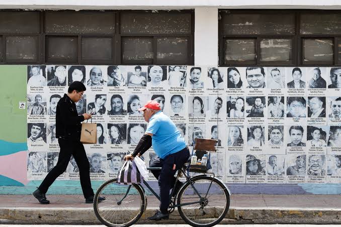 El Ayuntamiento de Puebla anunció que el mural dedicado a las personas desaparecidas volverá a colocarse en la fachada del CAM, tras haber sido borrado por error durante trabajos de mantenimiento, lo que generó reclamos de colectivos y familias. Foto: EFE.