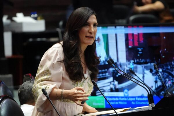 La bancada de Morena en la Cámara de Diputados decidió por unanimidad respaldar a la panista Kenia López Rabadán como próxima presidenta de la Mesa Directiva, un acuerdo que se presentará hoy en la Jucopo para su votación formal y que refleja la búsqueda de unidad y colaboración entre los legisladores. Foto: Cuartoscuro.