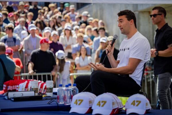 El comentarista conservador Charlie Kirk fue asesinado tras ser baleado durante un evento en la Universidad de Utah Valley, en un hecho que intensifica la preocupación por la violencia política en Estados Unidos. UU. Foto: AP.